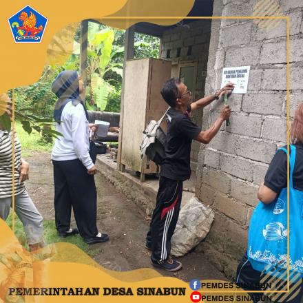 PENEMPELAN STIKER PENERIMA BANTUAN 